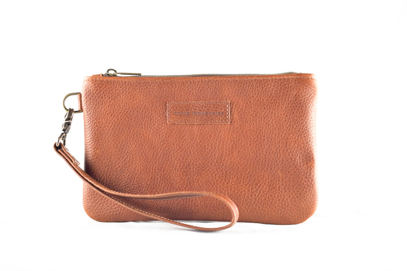This Tradevia Fore Street Tote Bag, expertly crafted from full-grain leather, features a zipper and detachable strap.