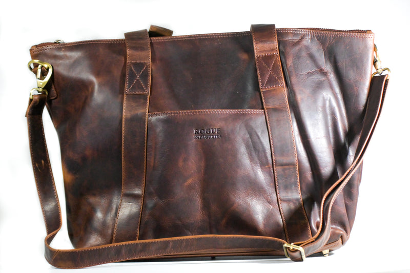 A brown full-grain leather Tradevia Rockport Leather Weekend Tote on a white background.