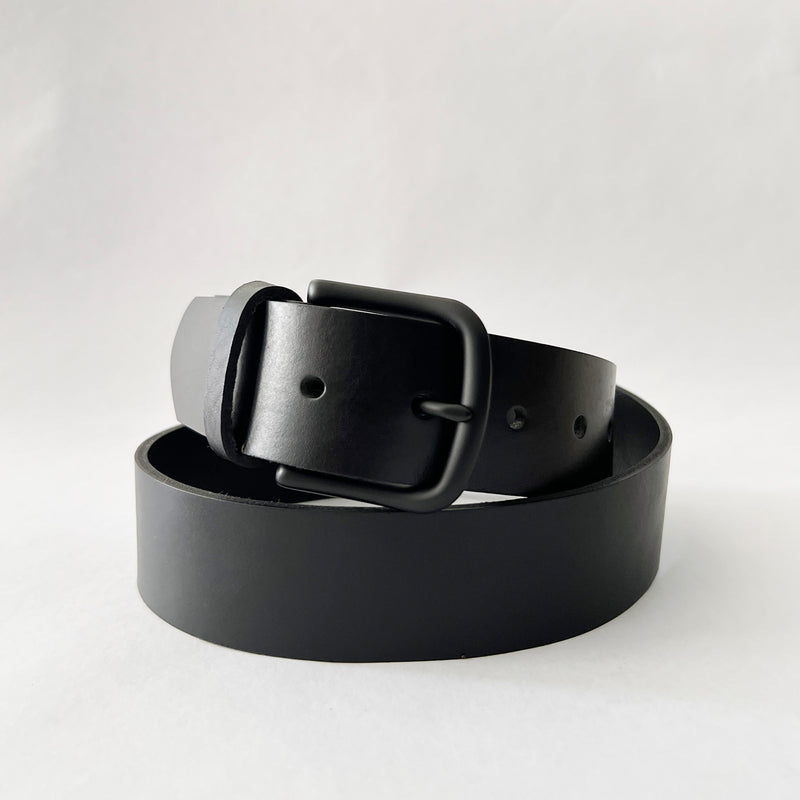 A handmade Tradevia Baxter Leather Belt - 1.5" Wide on a white background.