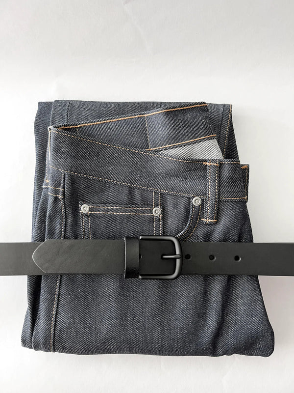 A pair of jeans with a Tradevia Chamberlain Belt and Minimalist Wallet Bundle.