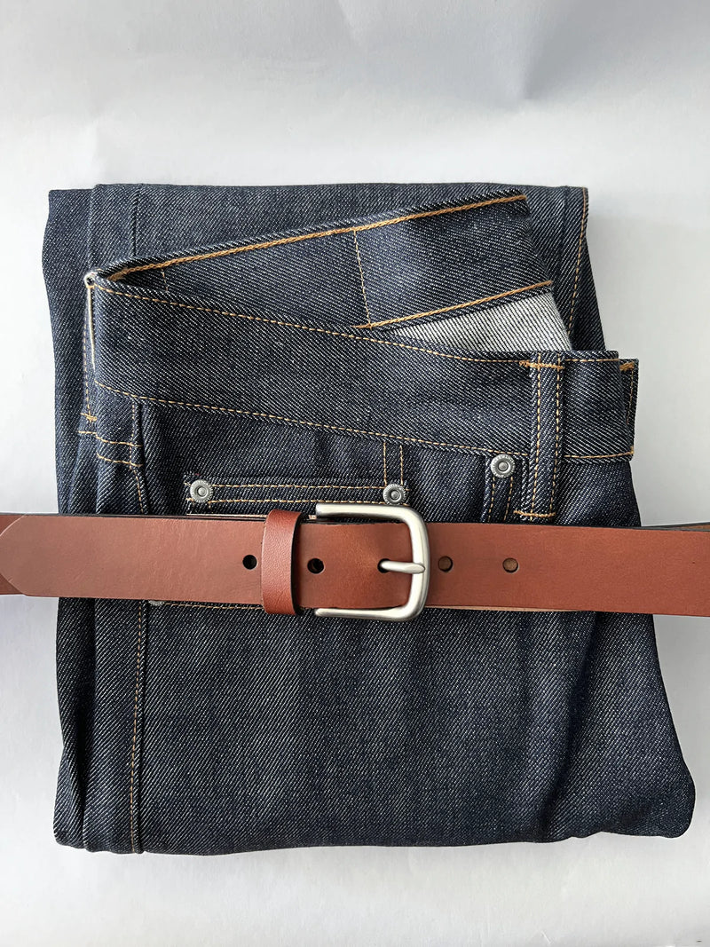 A minimalist pair of jeans with a Tradevia Chamberlain Belt and Minimalist Wallet Bundle.