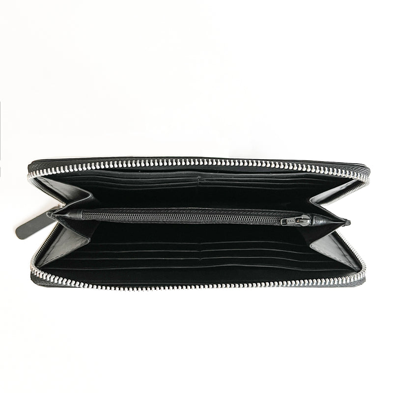 A black zippered clutch made of premium leather on a white background by Tradevia.